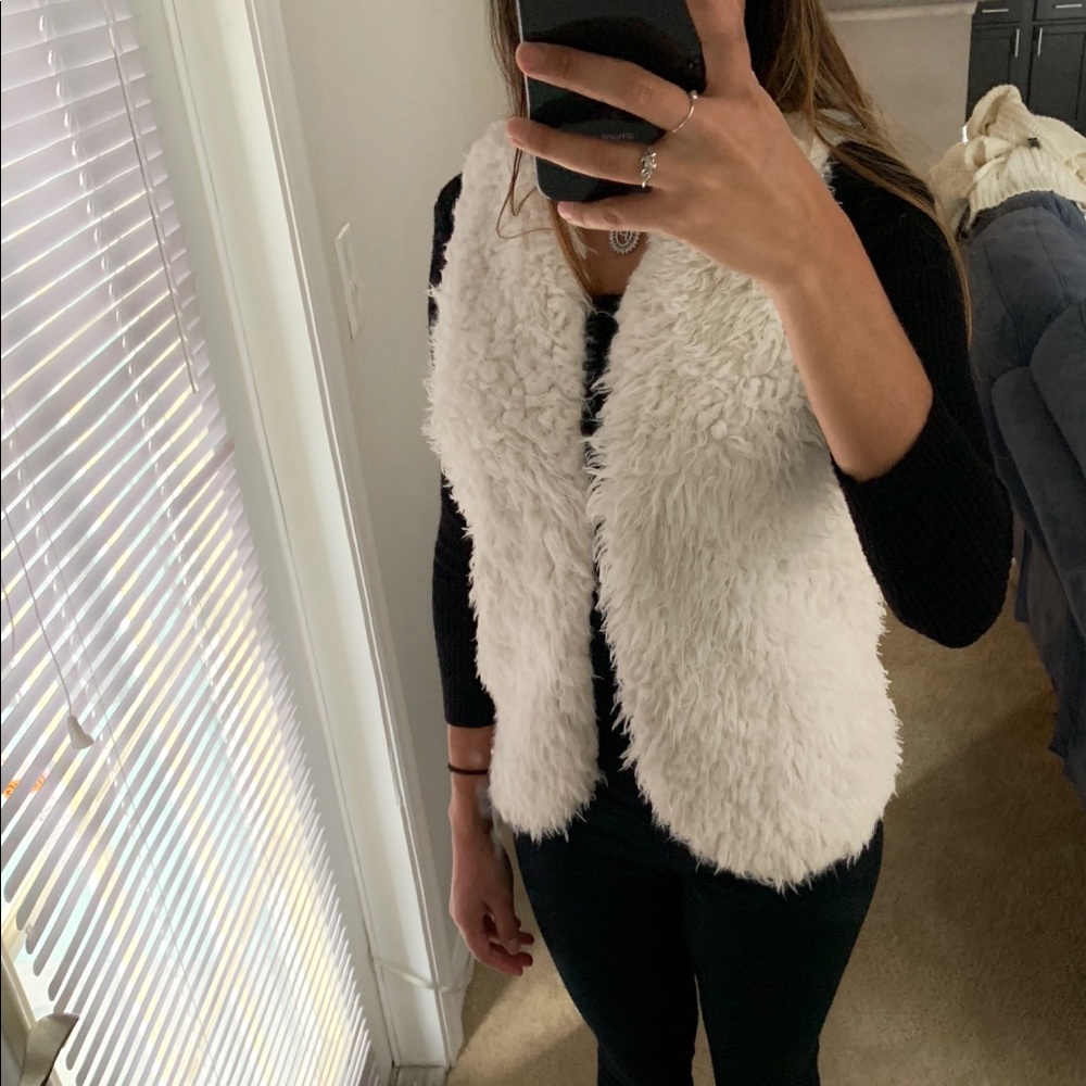 Off Withe Faux Fur Vest - Picture 4 of 4